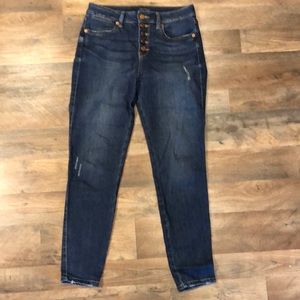 Skinny Jeans with little distressing. No holes. 28